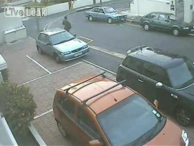 женщина выезжает со стоянки