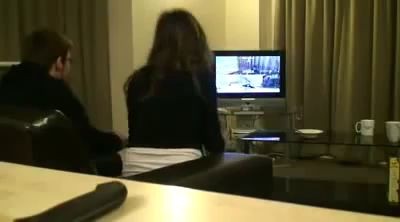 нервная девушка играет с парнем...