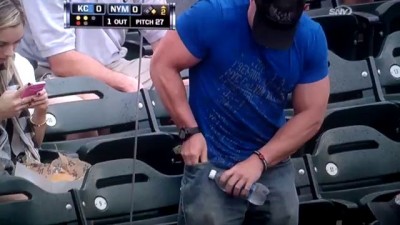 Бутылка воды vs. качок