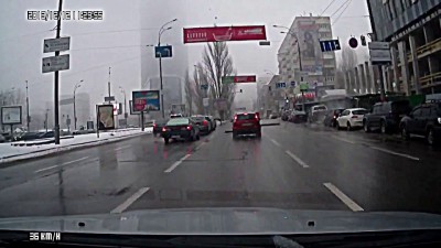 Прилетело с крыши нового Паруса (35 или 40 эт)