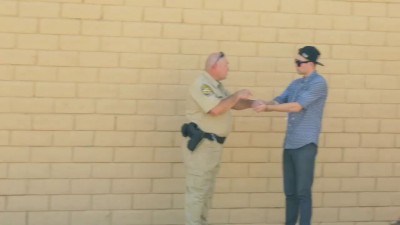 Полицейский, фокусник и пакет травы.