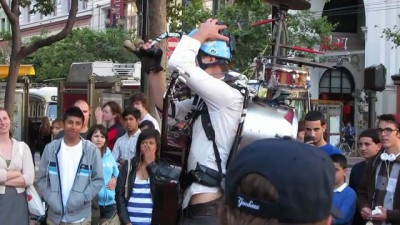 Street Performer vs. Baby (HD)