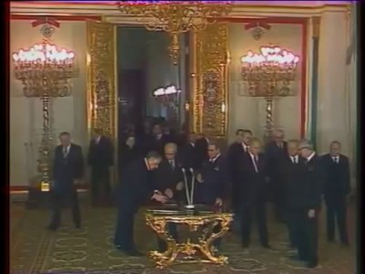 брежнев получает награду