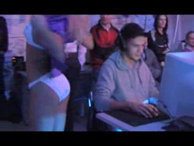 Стриптиз на геймерском турнире