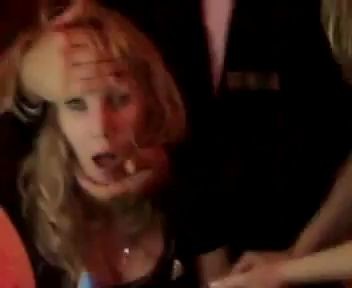 Блондинку накрыло  в ночном клубе по полной программе