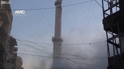 Танк развалил минарет в мечете