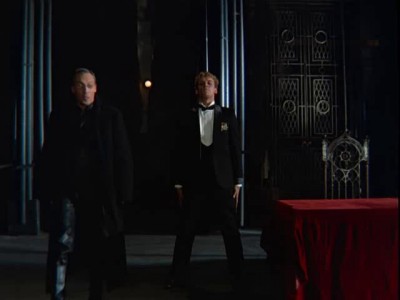 Удар про меж ног.