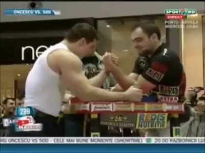 Бодибилдер против армрестлера