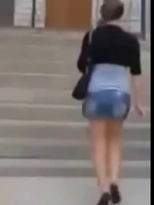 How not to walk up stairs in high heels Как не легко ходить на каблуках