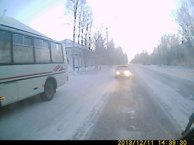 Попала под колеса.