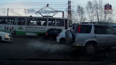 Трамвай освобождает перекресток...