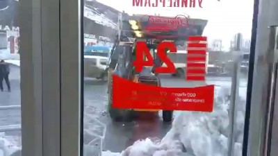 Тракторист завалил снегом магазин с покупателями внутри