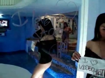 подруги учатся танцевать