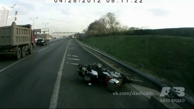 О*уеть как повезло мотоциклисту!!