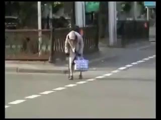помогайте бабушкам