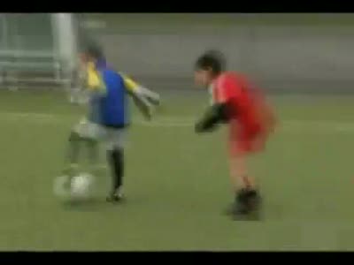 шести летний футболст из Алжира