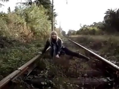 Напугал девушку