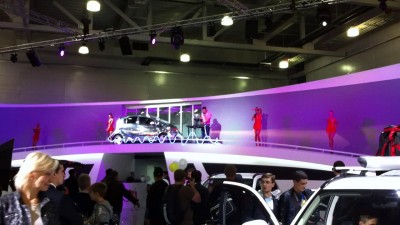 Девочки танцуют)