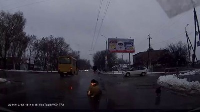 Лежачий пешеход на пешеходном переходе