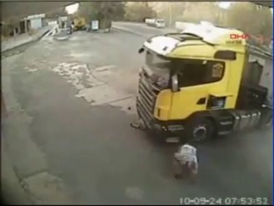 Водилу выкинуло в окно от удара