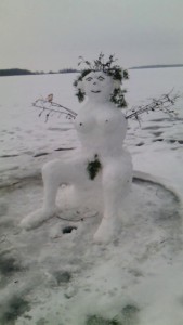 Пошли порыбачить на Каму и наткнулись на снеговика