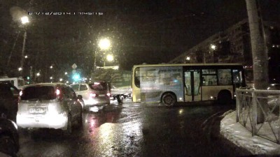 Маршрутчик полез под трамвай...