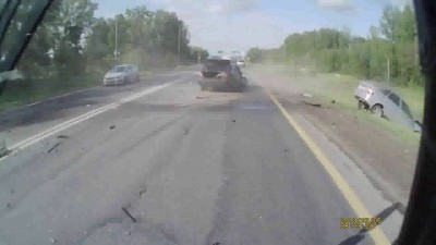 Выдавил на встречную полосу и скрылся