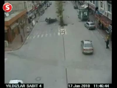 Водитель забыл о руле ... / Car driver loses control