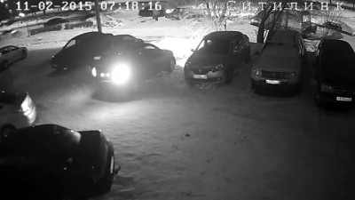 Дама выезжает с парковки... Она смогла!