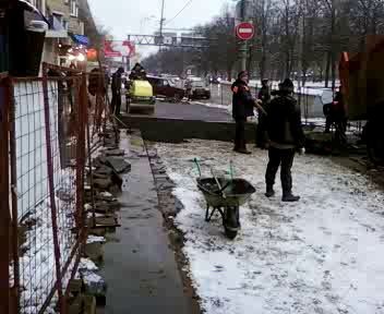 снег кладут на асфальт, то есть наоборот :)