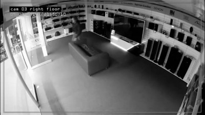 Мужчина заснул в магазине электроники