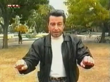 Мужик иммитирует звуки мотоциклов