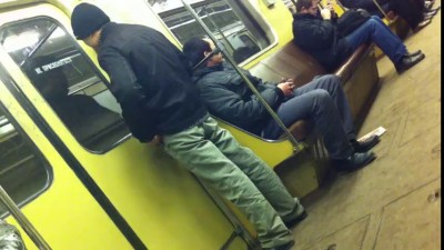 Узбек ДРОЧИТ В МЕТРО