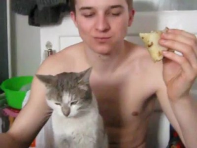 Кот тоже хочет кушать !