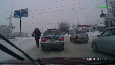 Старенький дедушка путает педали