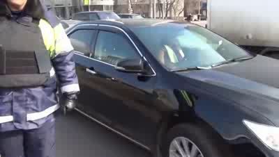 Прокурору выписали штраф за нечитаемый номерной знак на авто