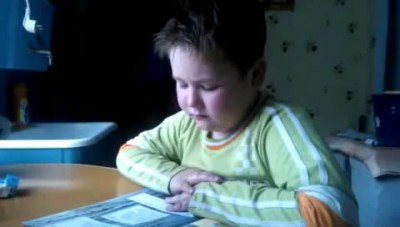 мальчик учит стихъ