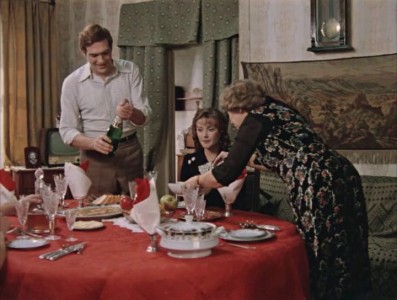 Учитесь пользоватся вилкой и ножом.