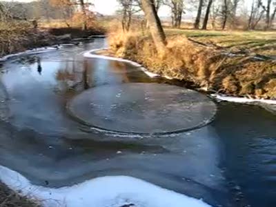 Крутящийся круг на воде