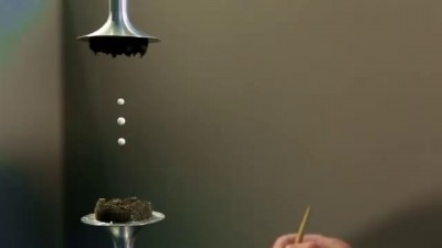 Капли висят в воздухе - акустическая левитация