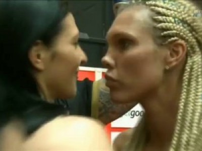 Christina Hammer vs Mikaela Lauren, mit einem frechen Kuss