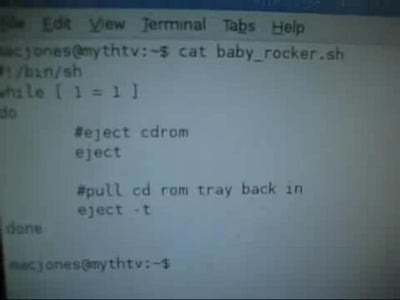 Сисадмин укачивает ребенка