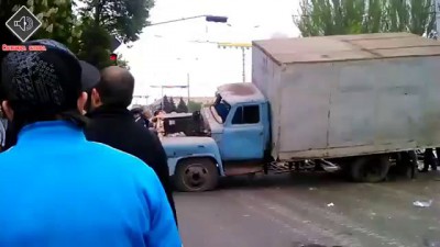 Мариуполь сейчас: Народ строит барикады в Мариуполе, перевернули ЗИЛ [09/05/2014]