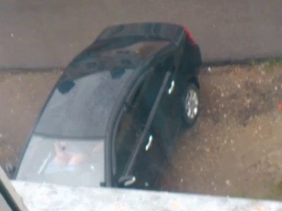 Мужик душит удава в машине