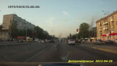 Опель Вектра поехал в толпу людей