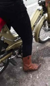 Девушки осваивают мопед