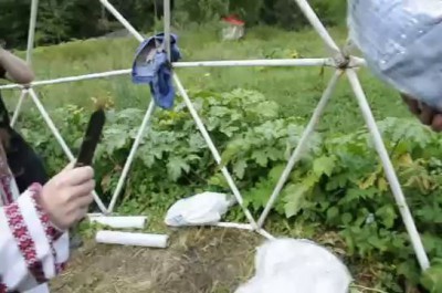 Маленькая девочка орудует ножом.Тест ножа на поражающую способность.Knife test.