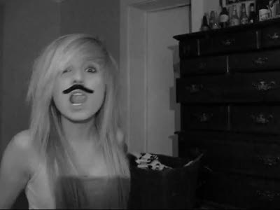 Девушку прет