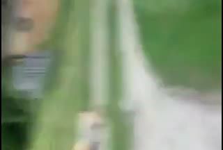 Пытается разбудить пьяную женщину ...