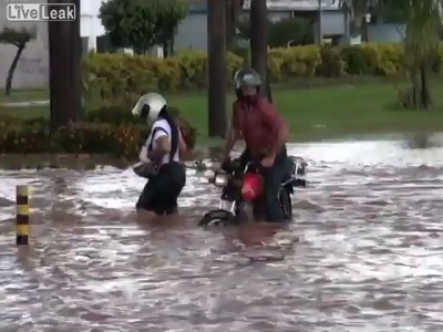 Мотоциклист и подводная яма .